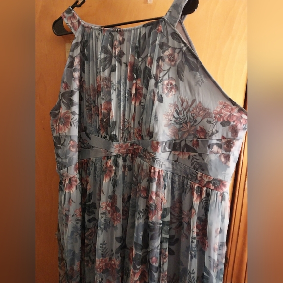 Woman's long dress - Picture 11 of 16